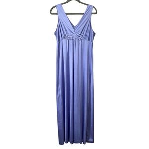Stunning Vintage Vanity Fair Periwinkle slip dress Size‎ Small Flattering Bridal